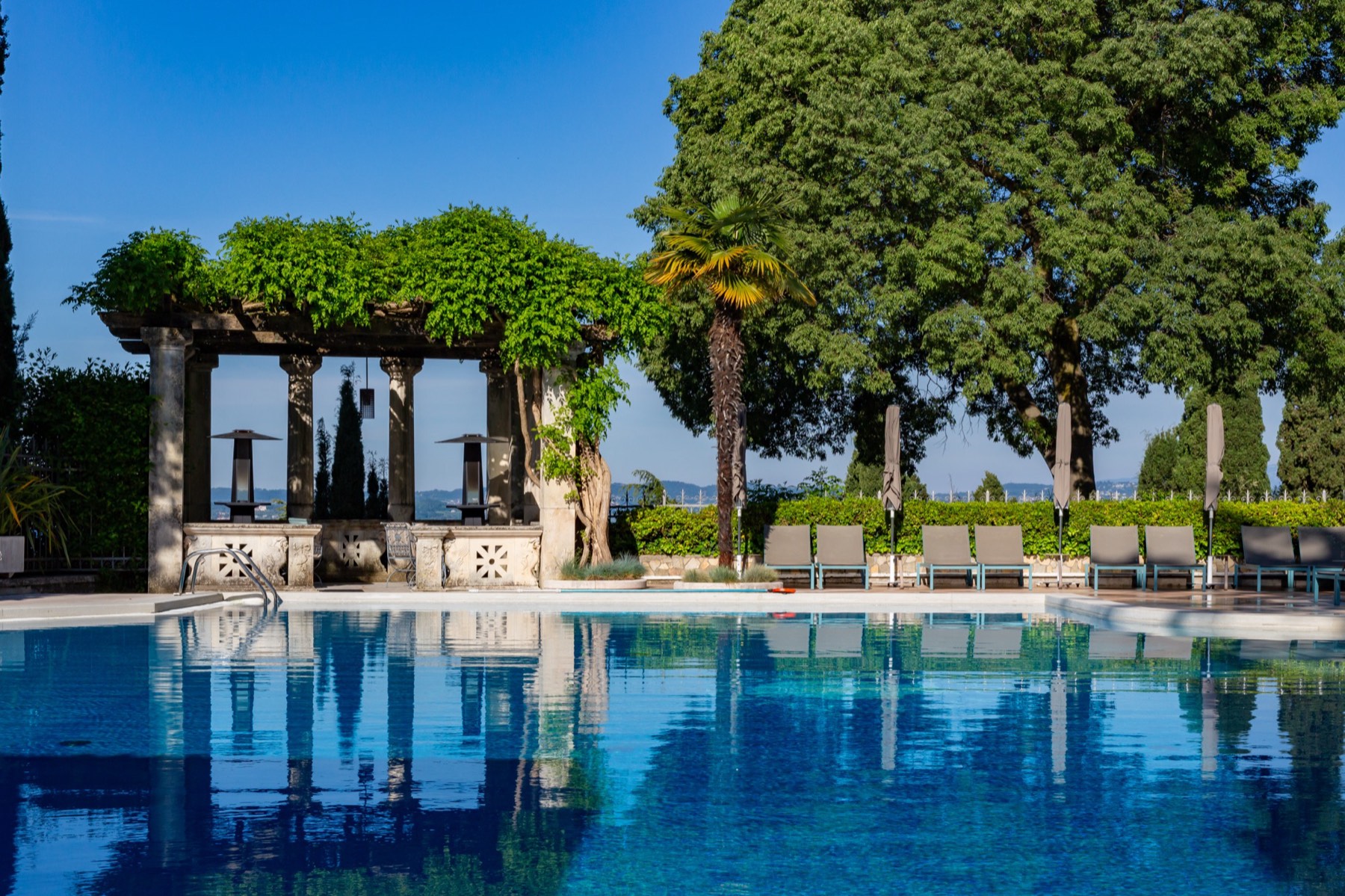 Villa Cortine Palace — piscina con pergolato